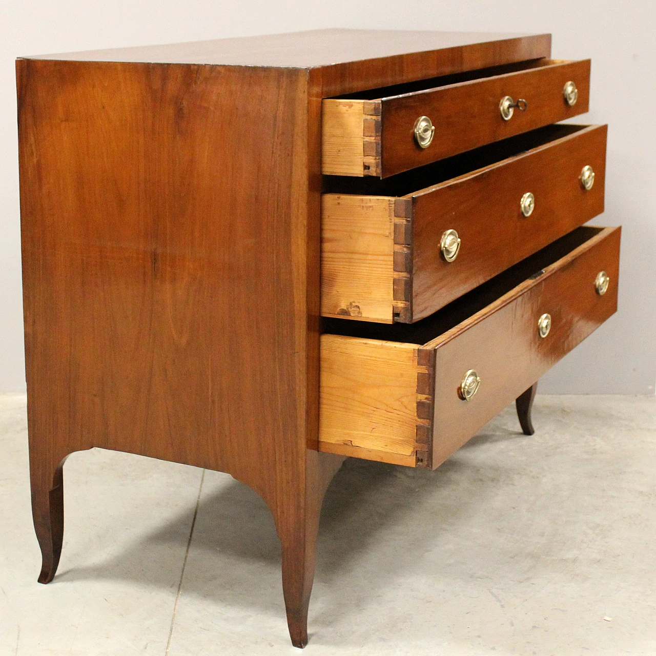 Chest of drawers in 18th century Italian Direttorio walnut 5