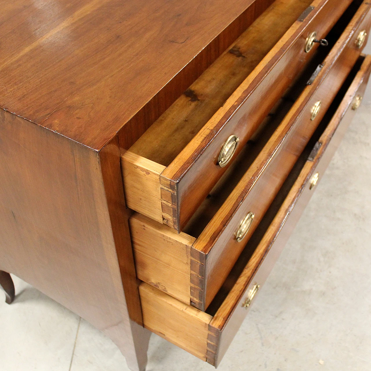 Chest of drawers in 18th century Italian Direttorio walnut 9