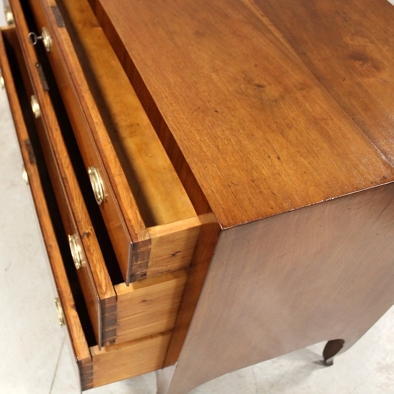 Chest of drawers in 18th century Italian Direttorio walnut 10