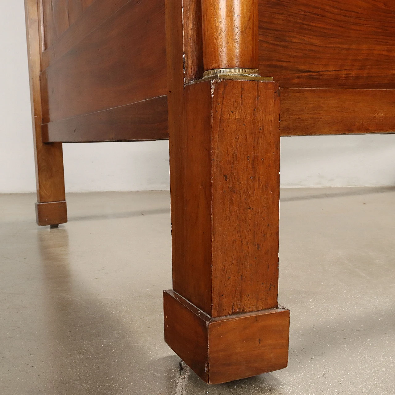 Empire bed in walnut and gilded bronze with plinth feet, 19th century 8