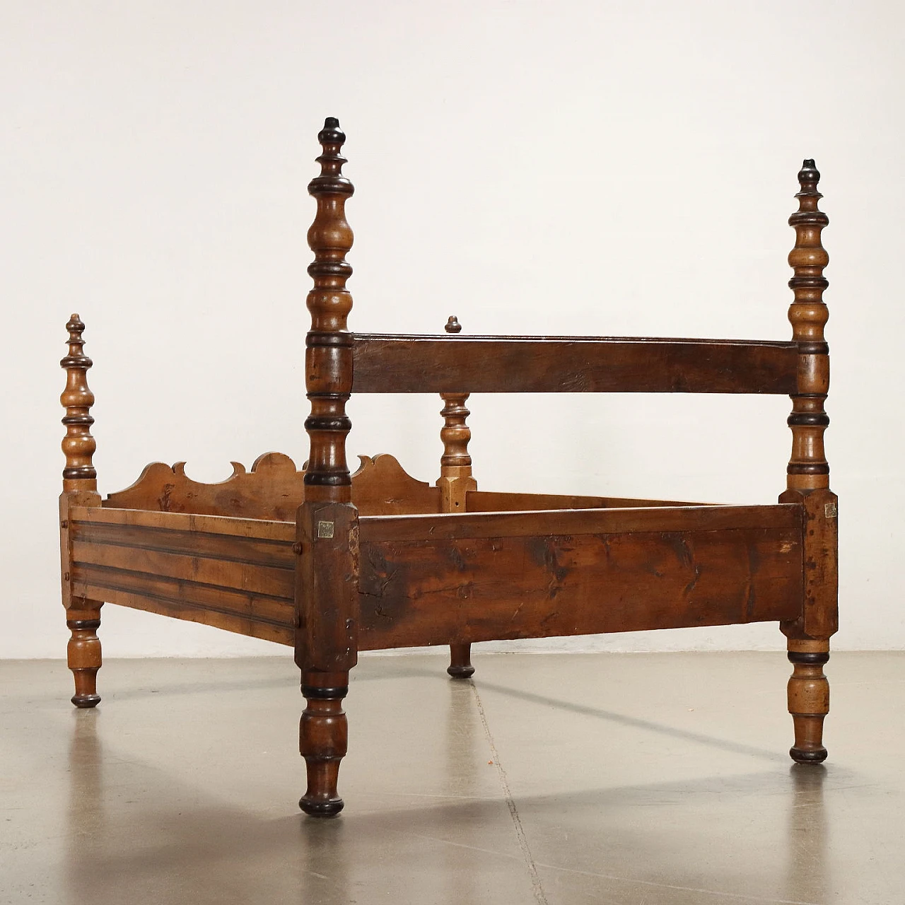 Walnut bed, 18th century 8