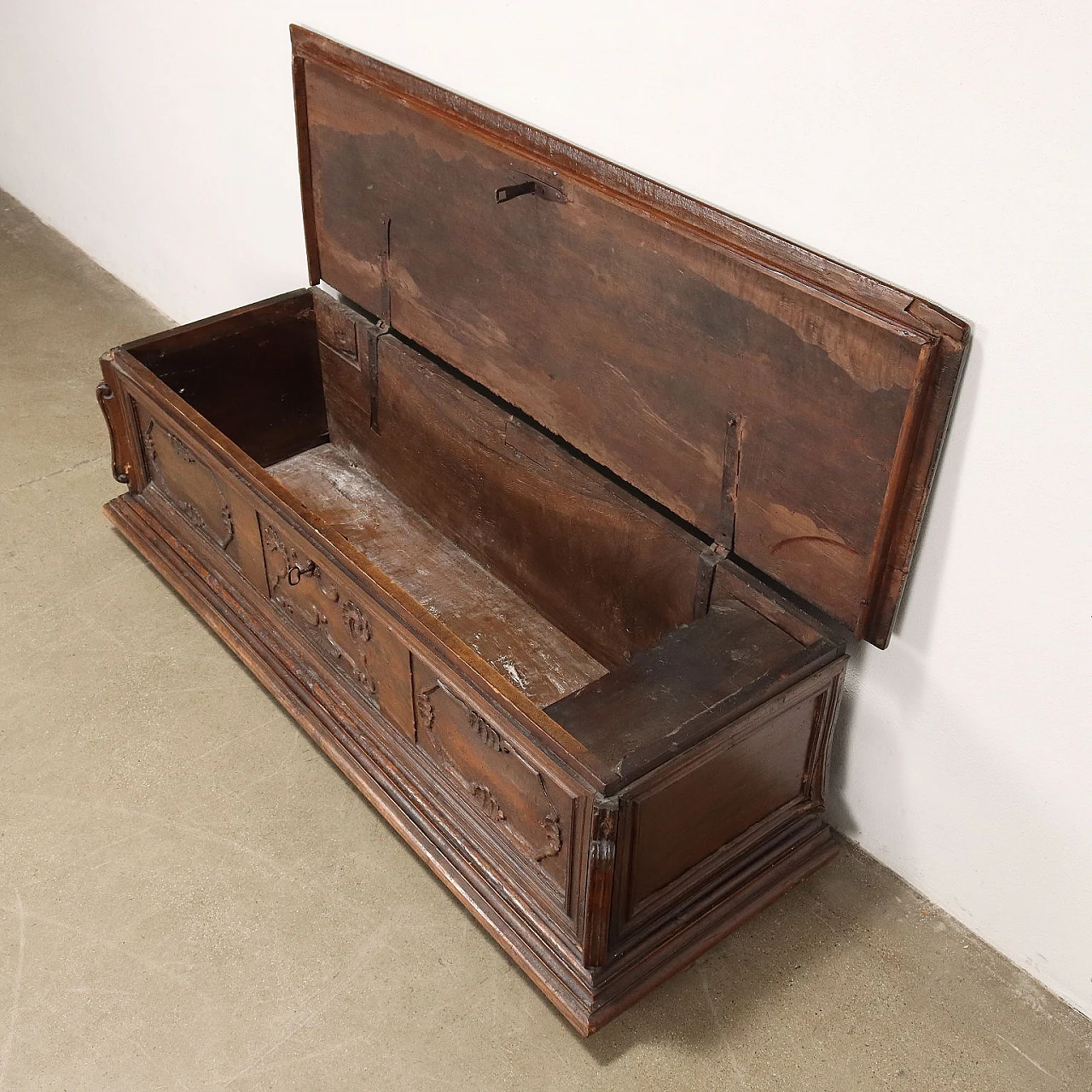 Baroque walnut chest, mid-18th century 3