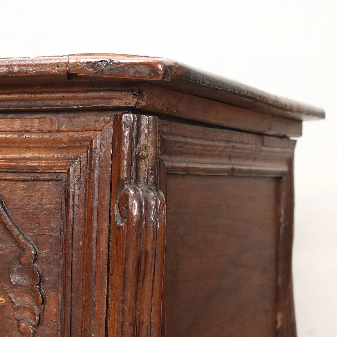 Baroque walnut chest, mid-18th century 5