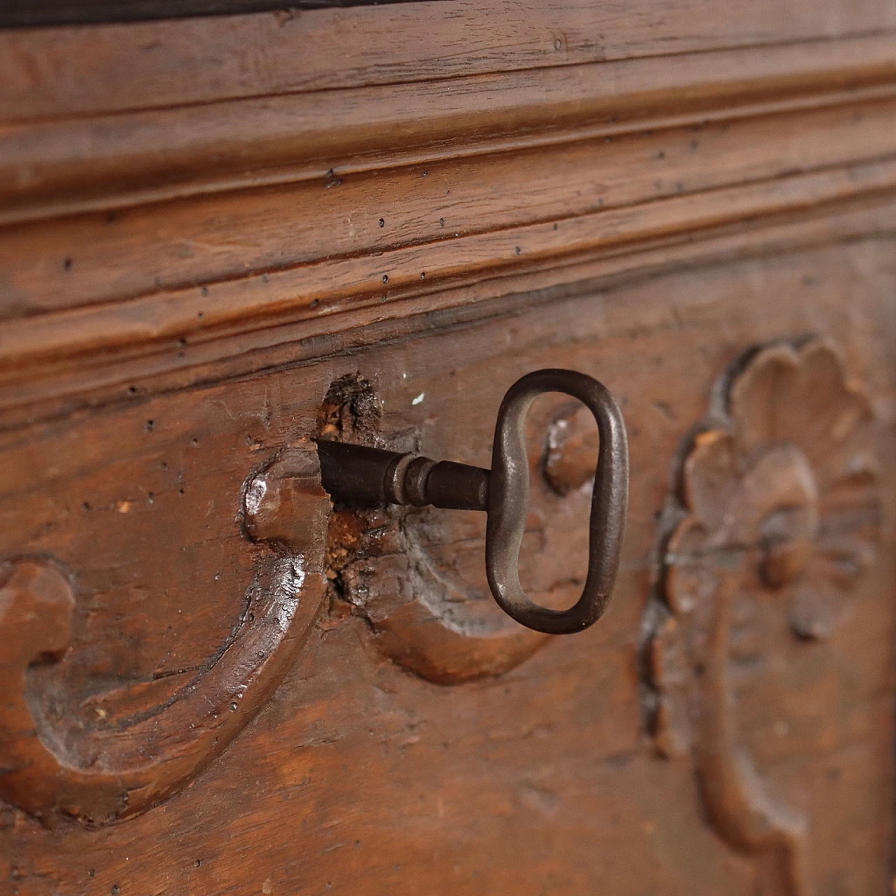 Baroque walnut chest, mid-18th century 7