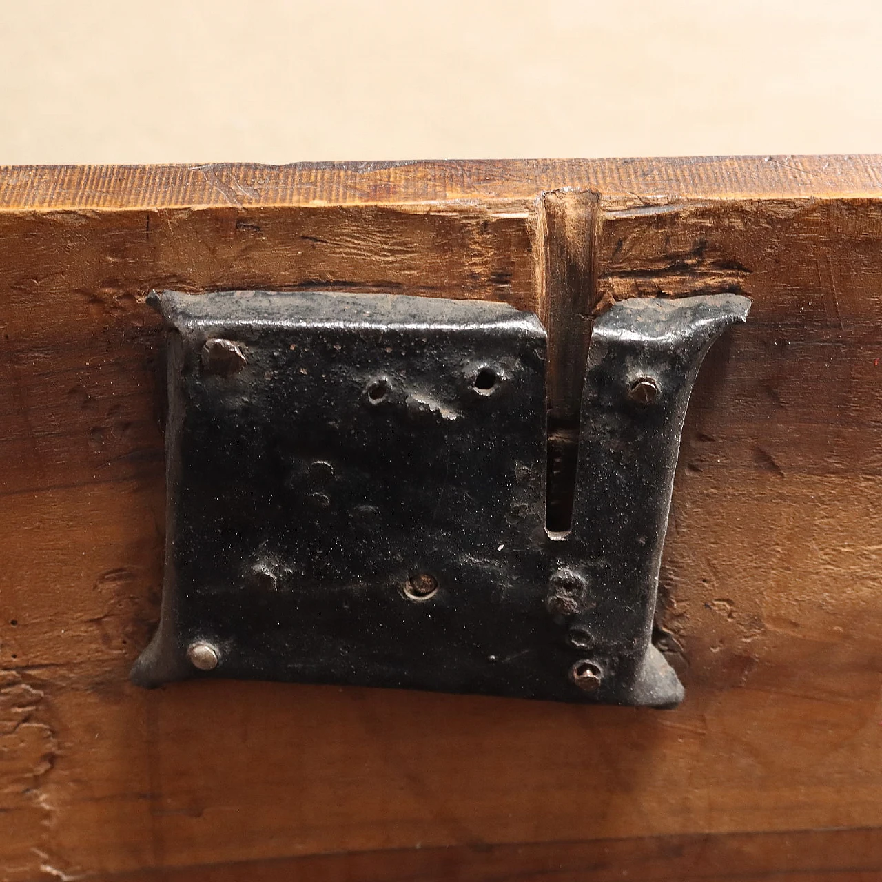 Baroque walnut chest, mid-18th century 8