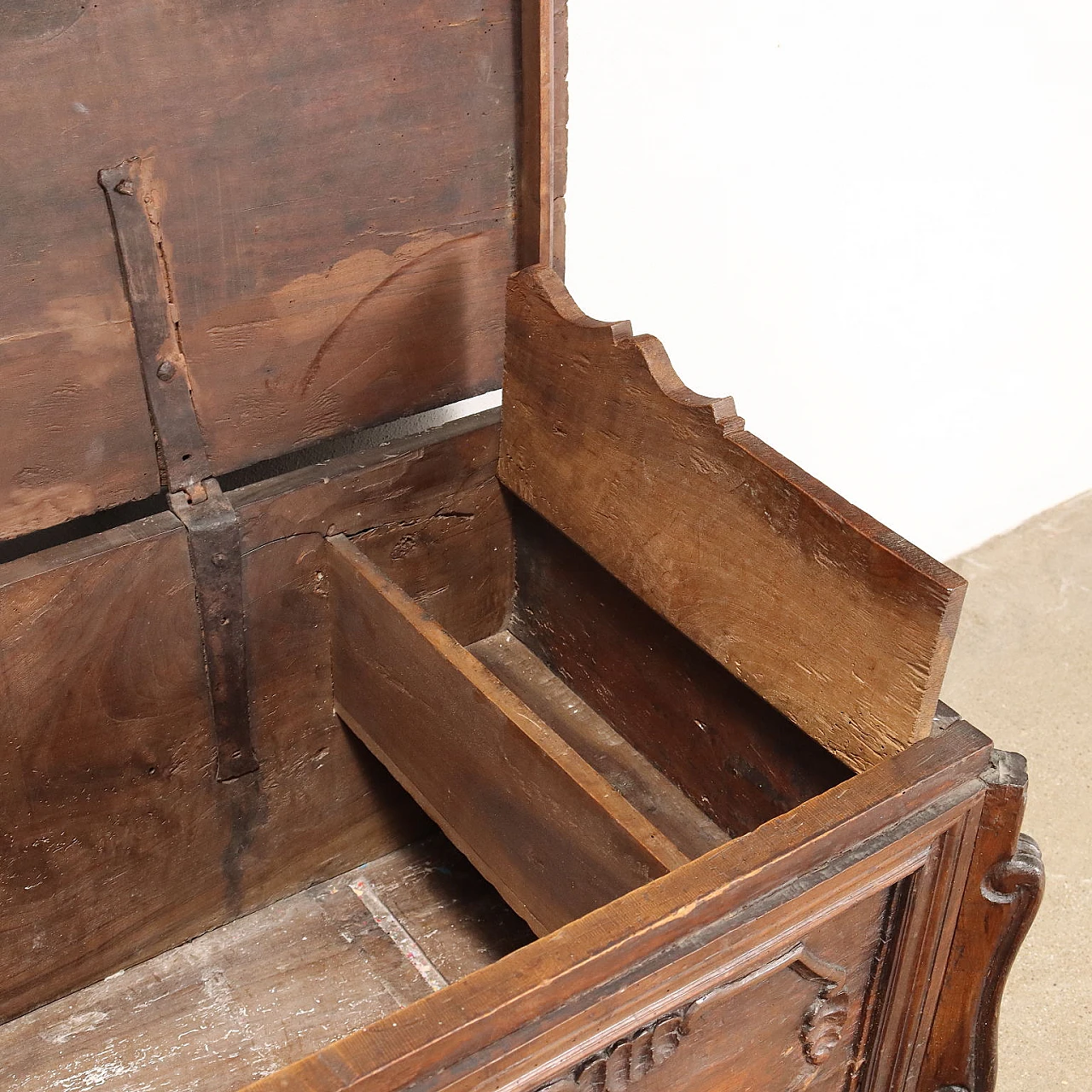 Baroque walnut chest, mid-18th century 9