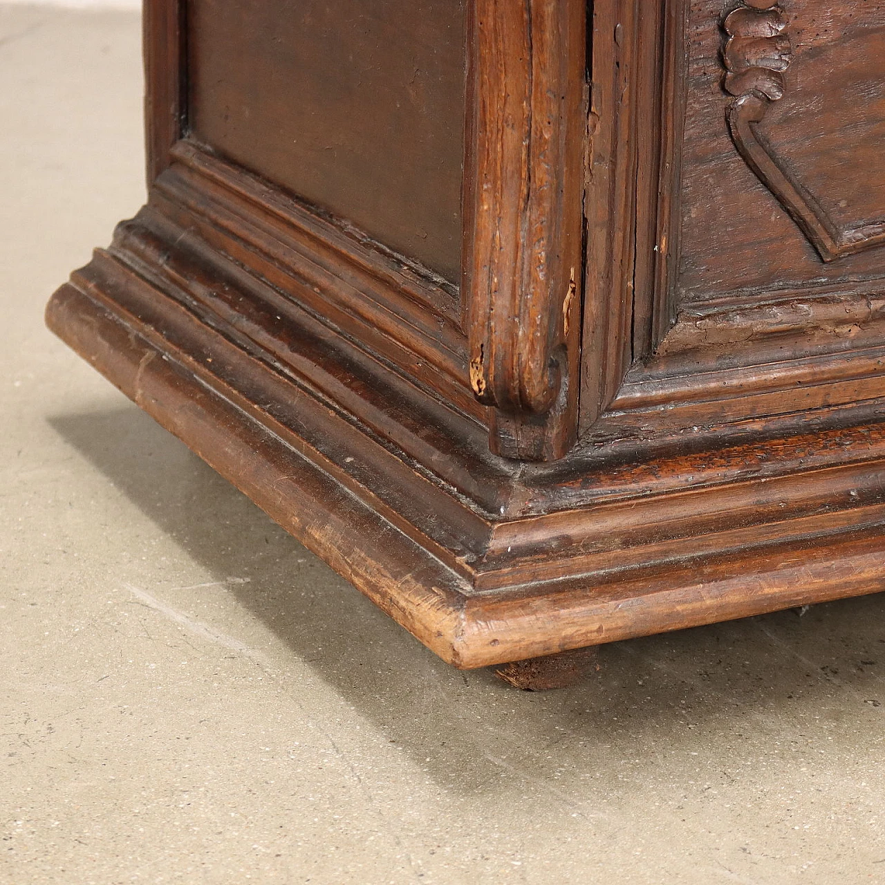 Baroque walnut chest, mid-18th century 10