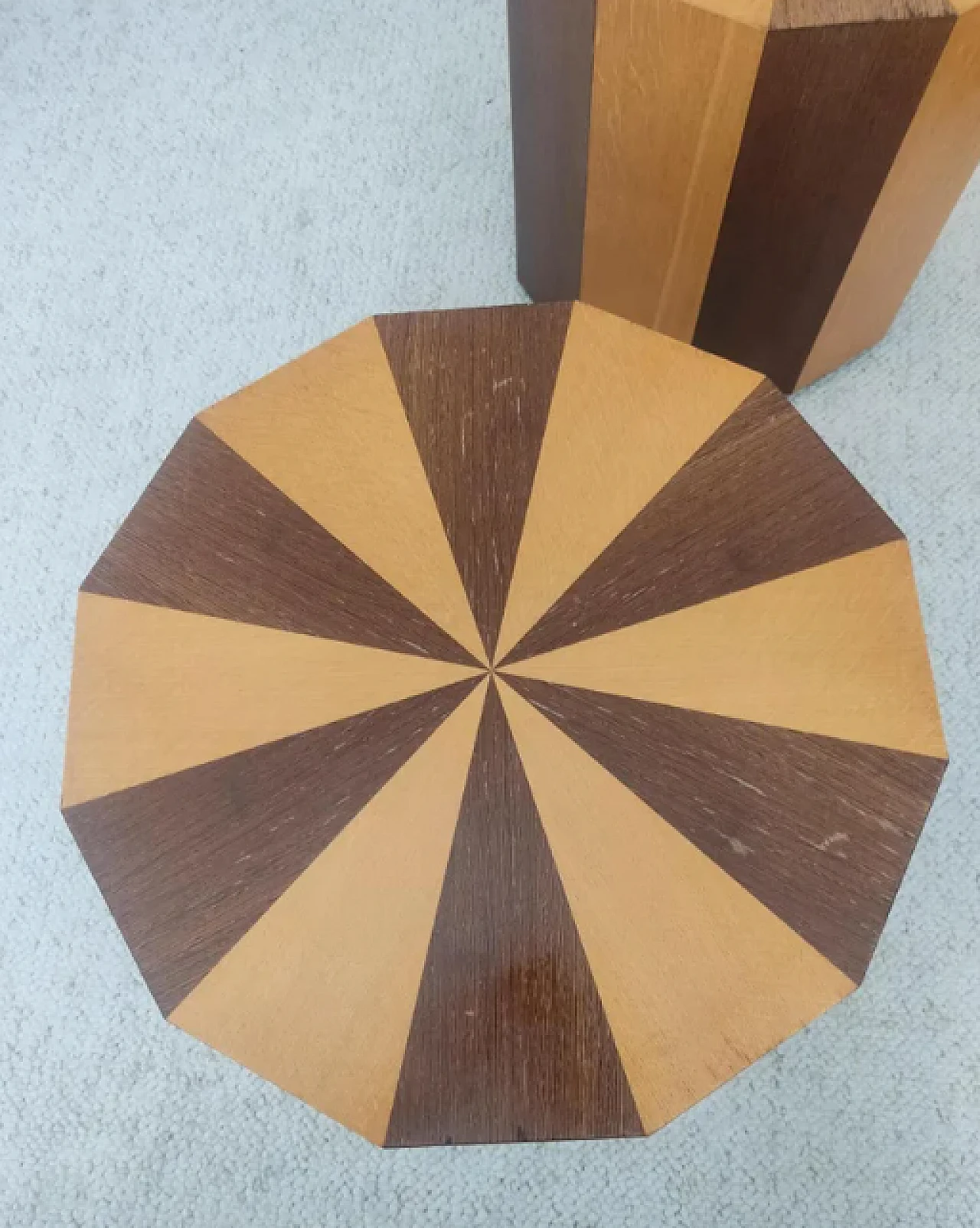 Coppia di tavolini geometrici in legno, anni '80 4