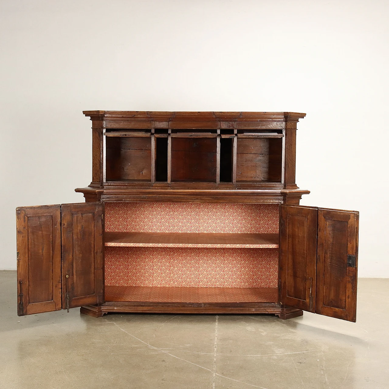 Credenza in noce a doppio corpo scantonata con alzata, '700 3