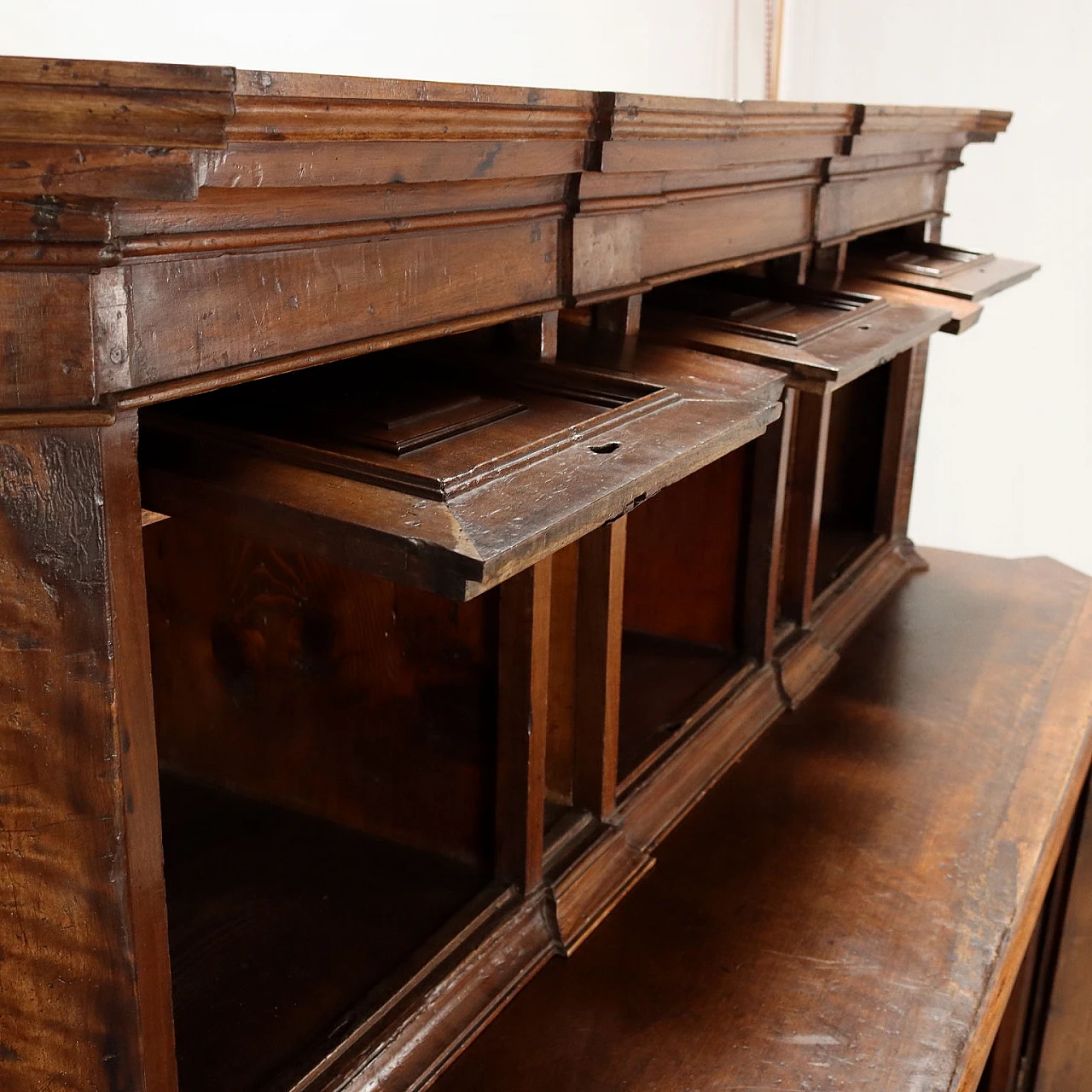 Credenza in noce a doppio corpo scantonata con alzata, '700 4