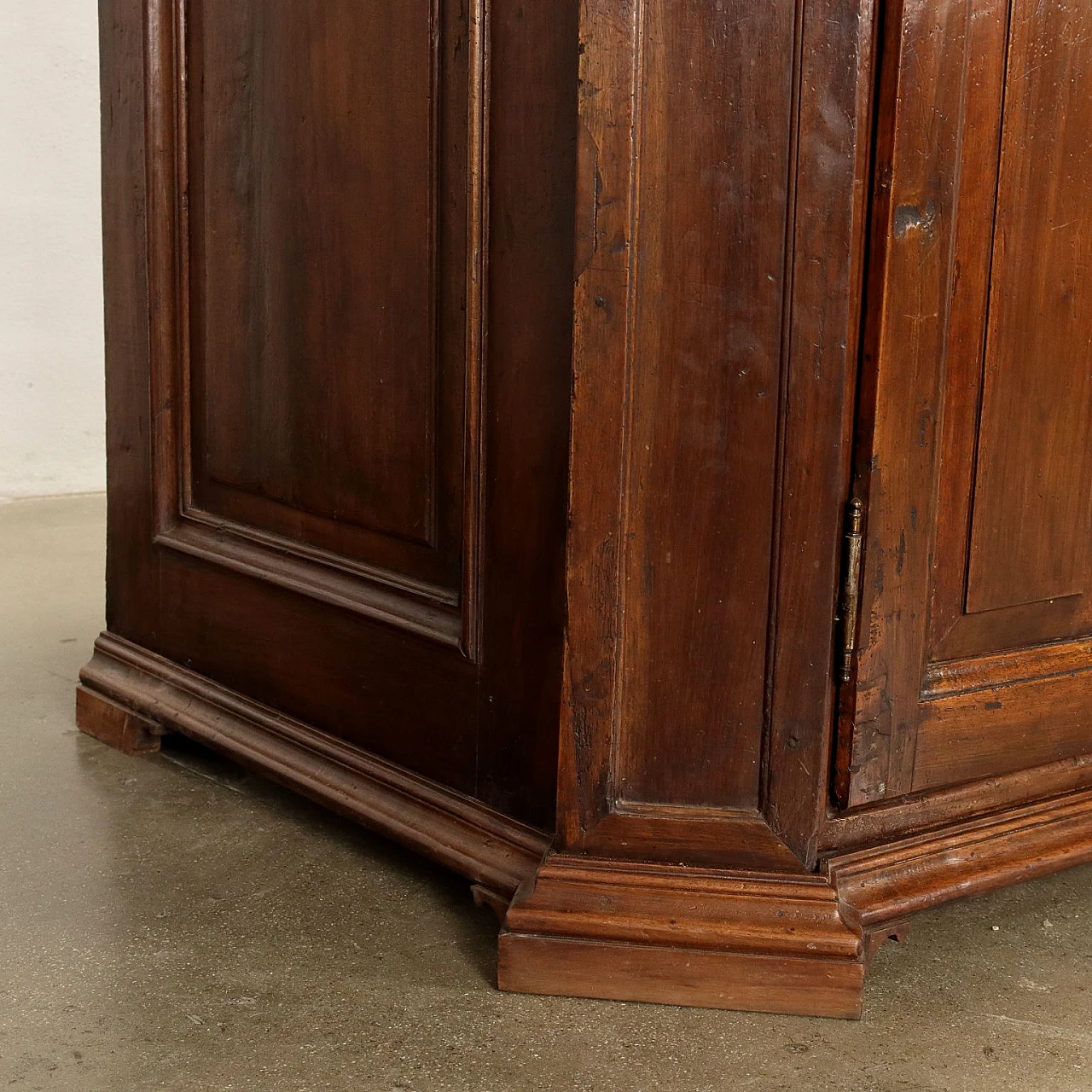 Credenza in noce a doppio corpo scantonata con alzata, '700 6