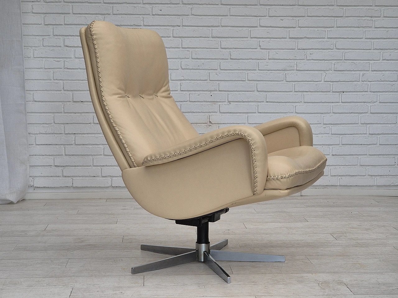 Swivel chair model S231 James Bond  by de Sede, 1970s 1