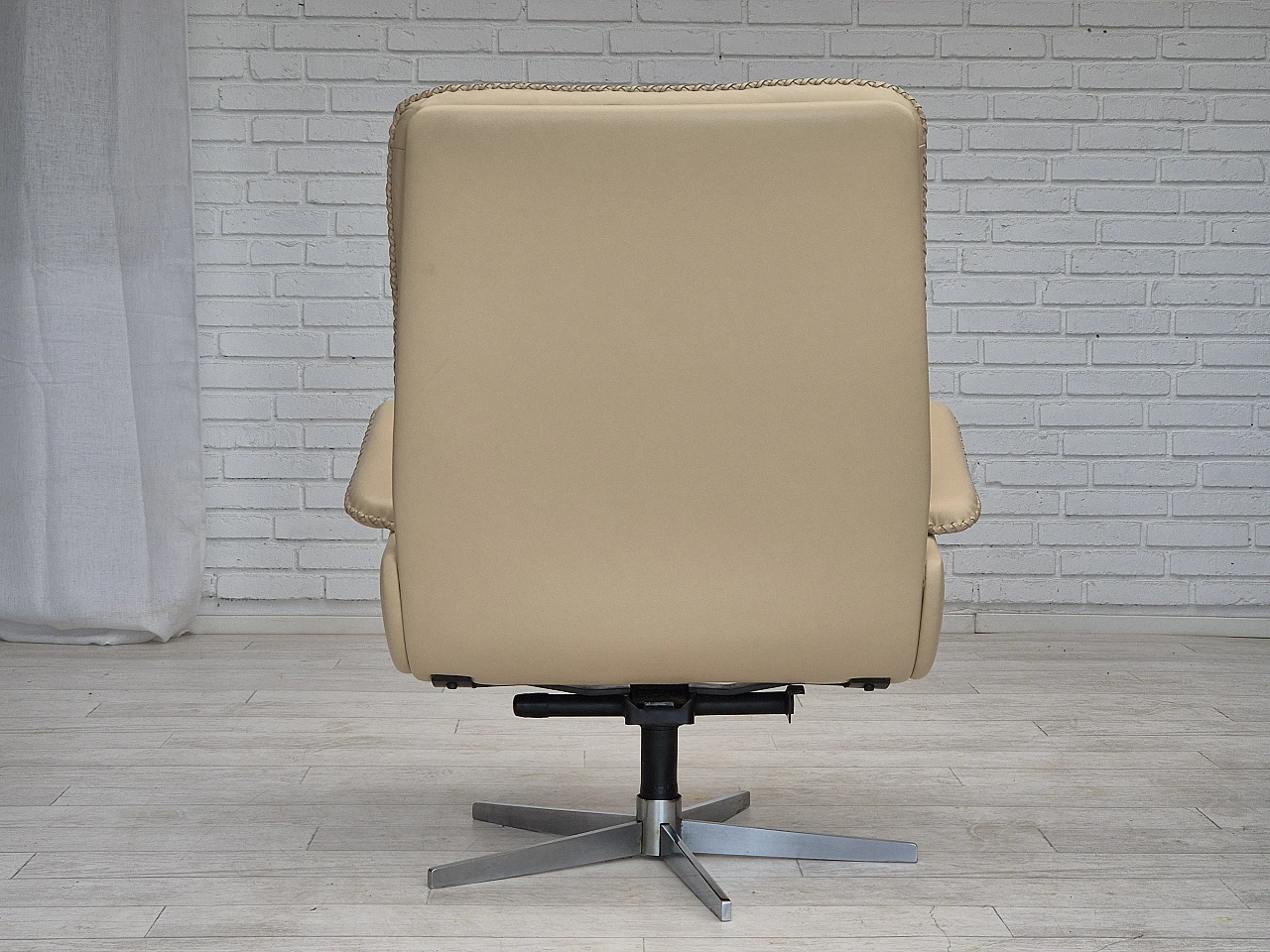 Swivel chair model S231 James Bond  by de Sede, 1970s 10