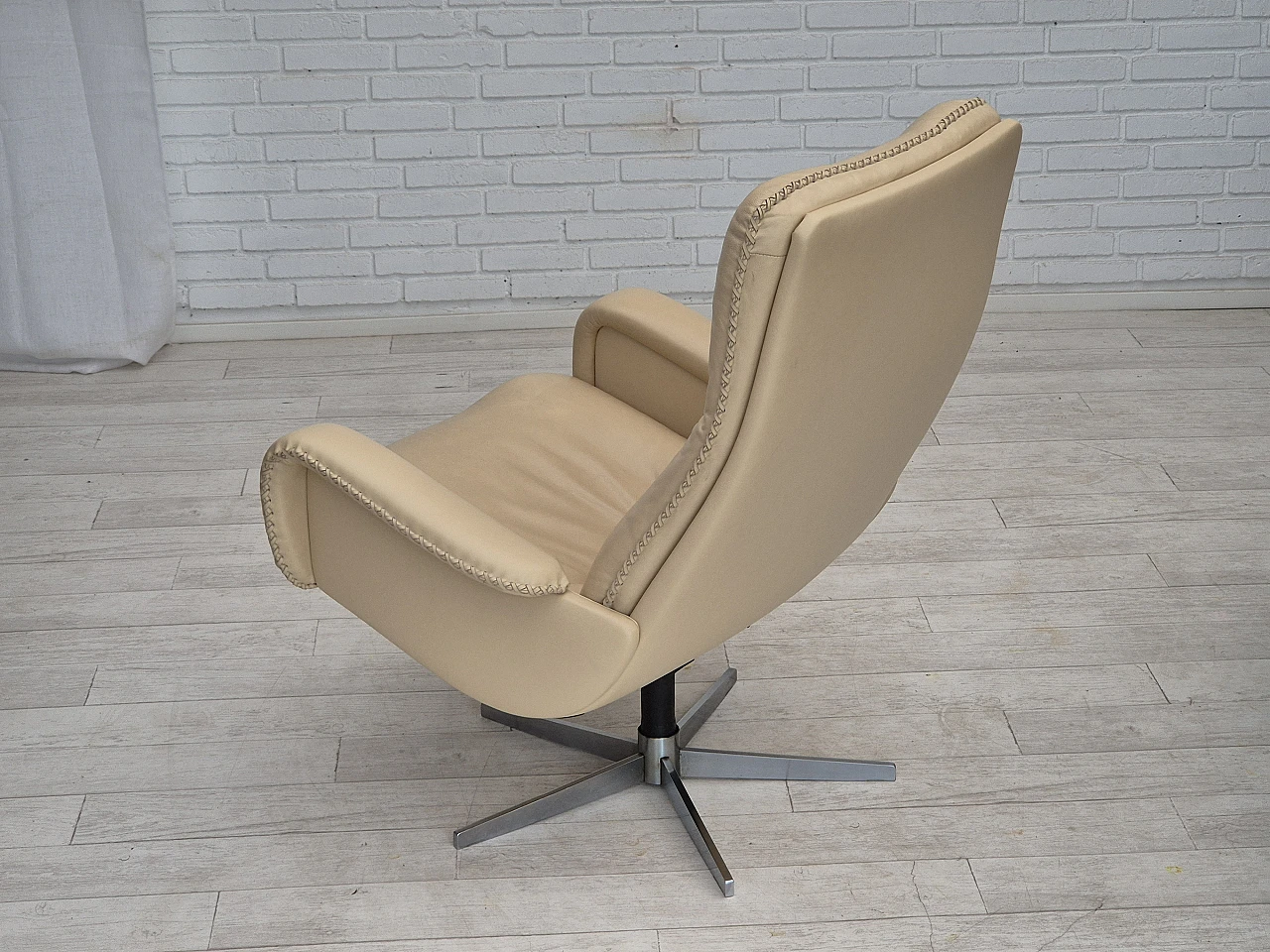 Swivel chair model S231 James Bond  by de Sede, 1970s 11