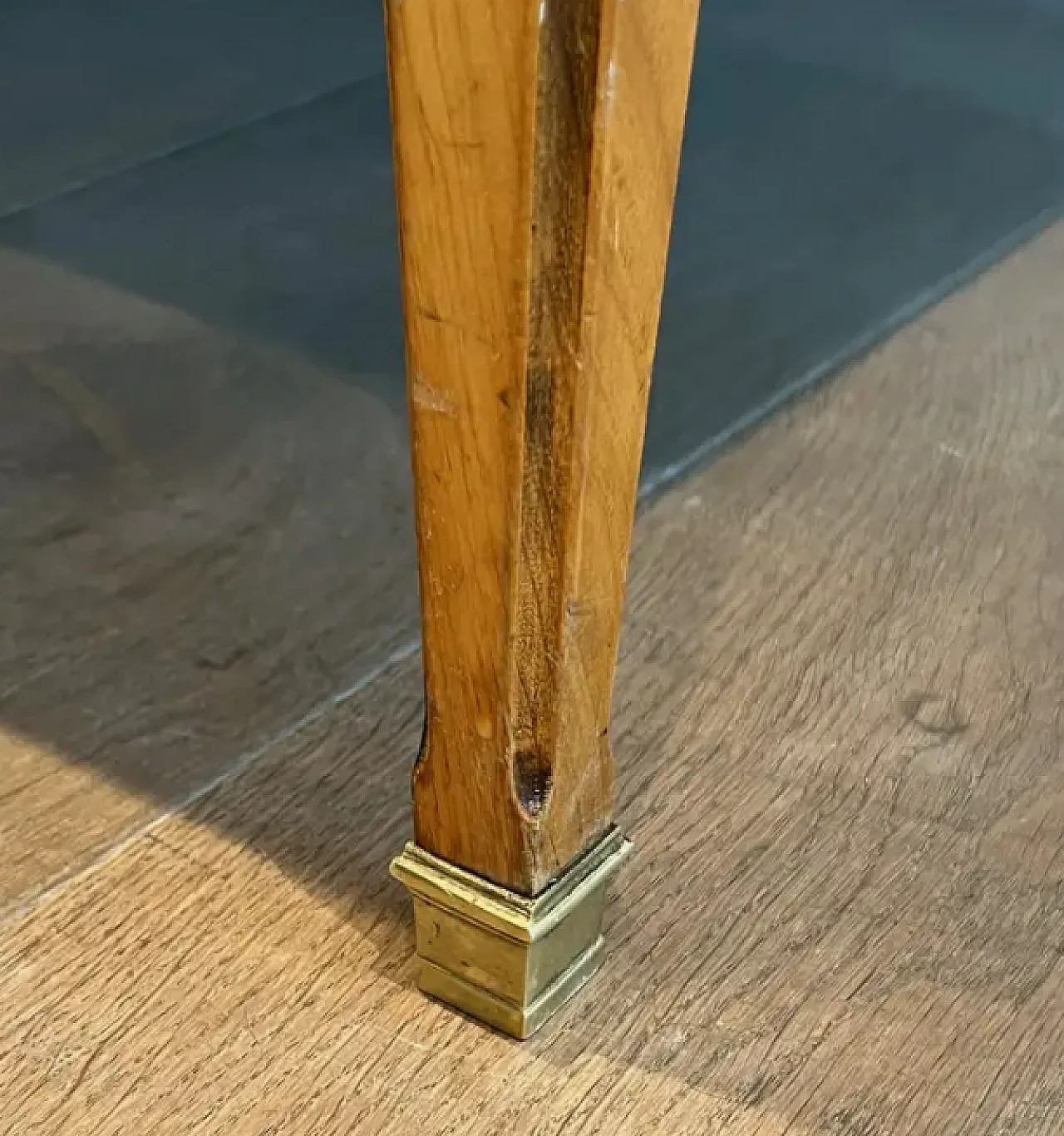 Tavolino in legno patinato e ottone con piano in marmo, anni '40 7