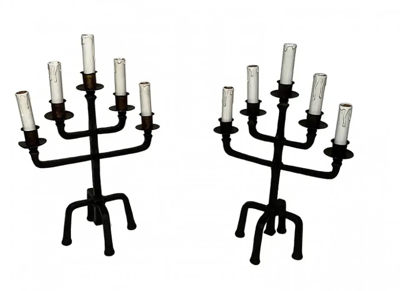 Coppia di candelabri in ferro battuto a 5 bracci, anni '40 1