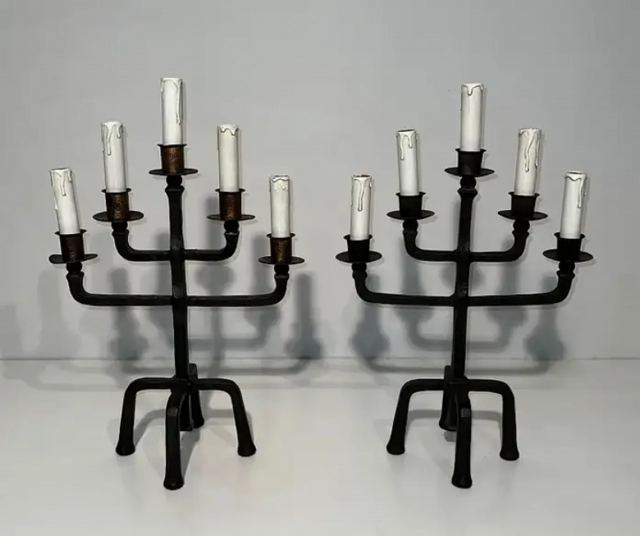 Coppia di candelabri in ferro battuto a 5 bracci, anni '40 2