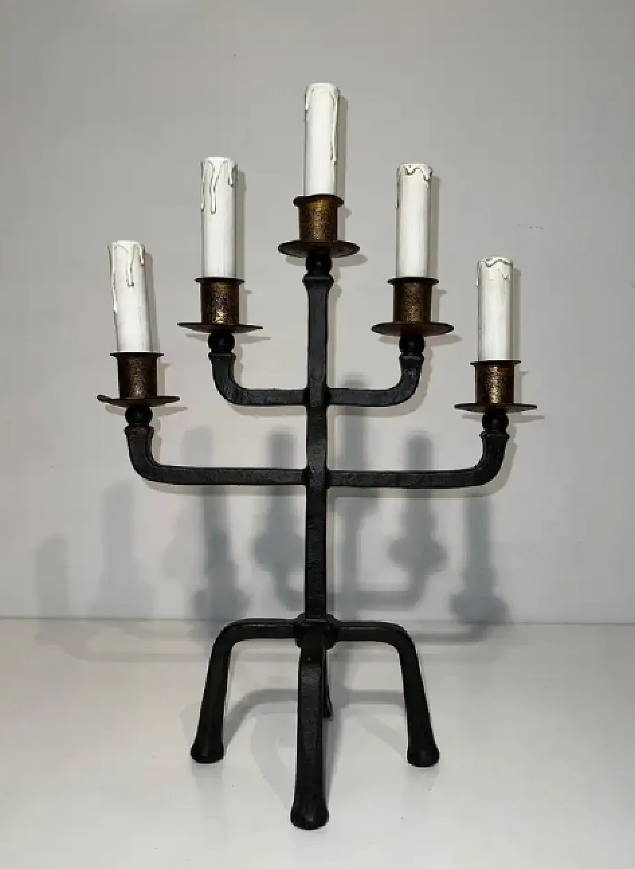 Coppia di candelabri in ferro battuto a 5 bracci, anni '40 3