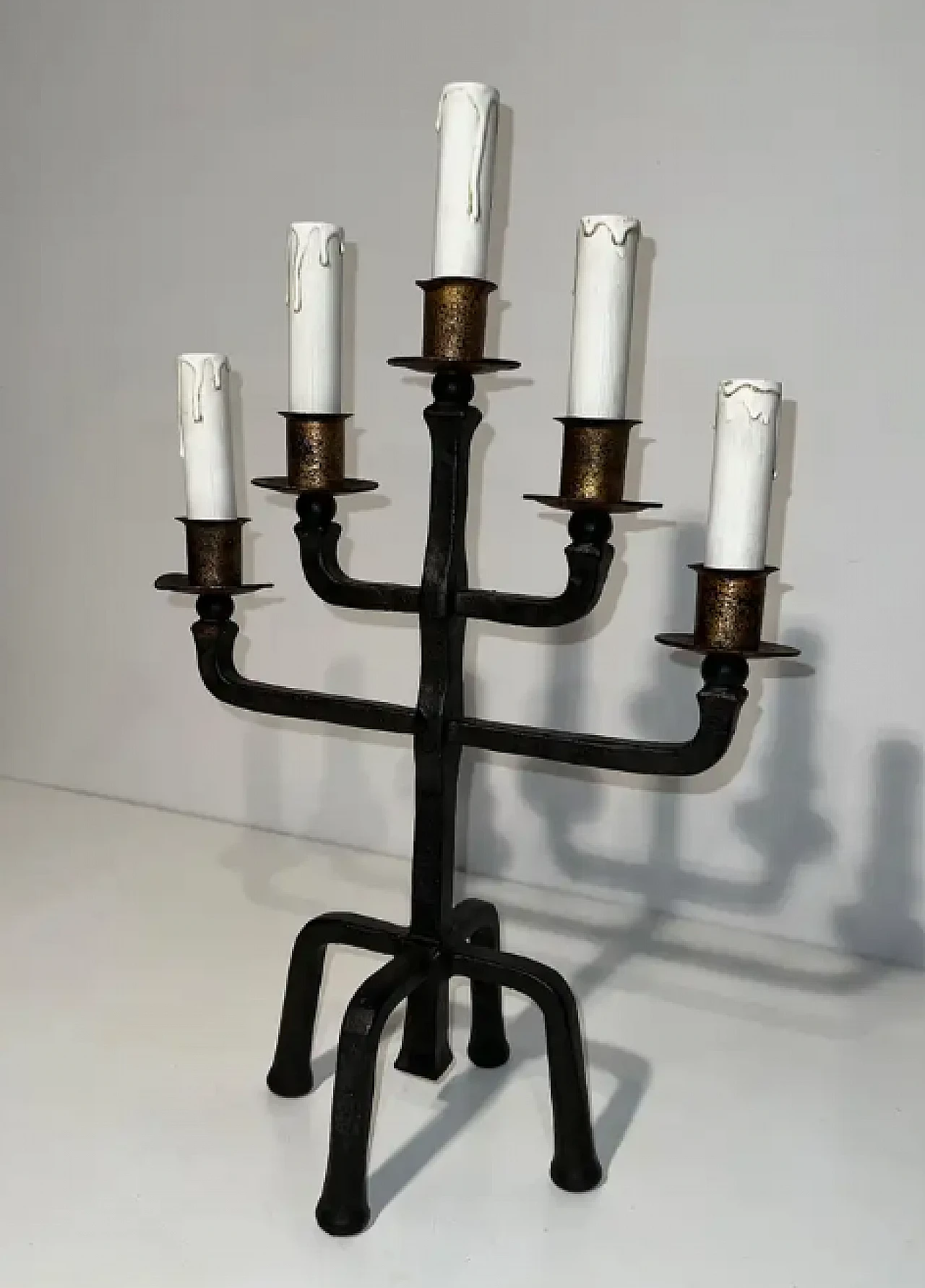 Coppia di candelabri in ferro battuto a 5 bracci, anni '40 4