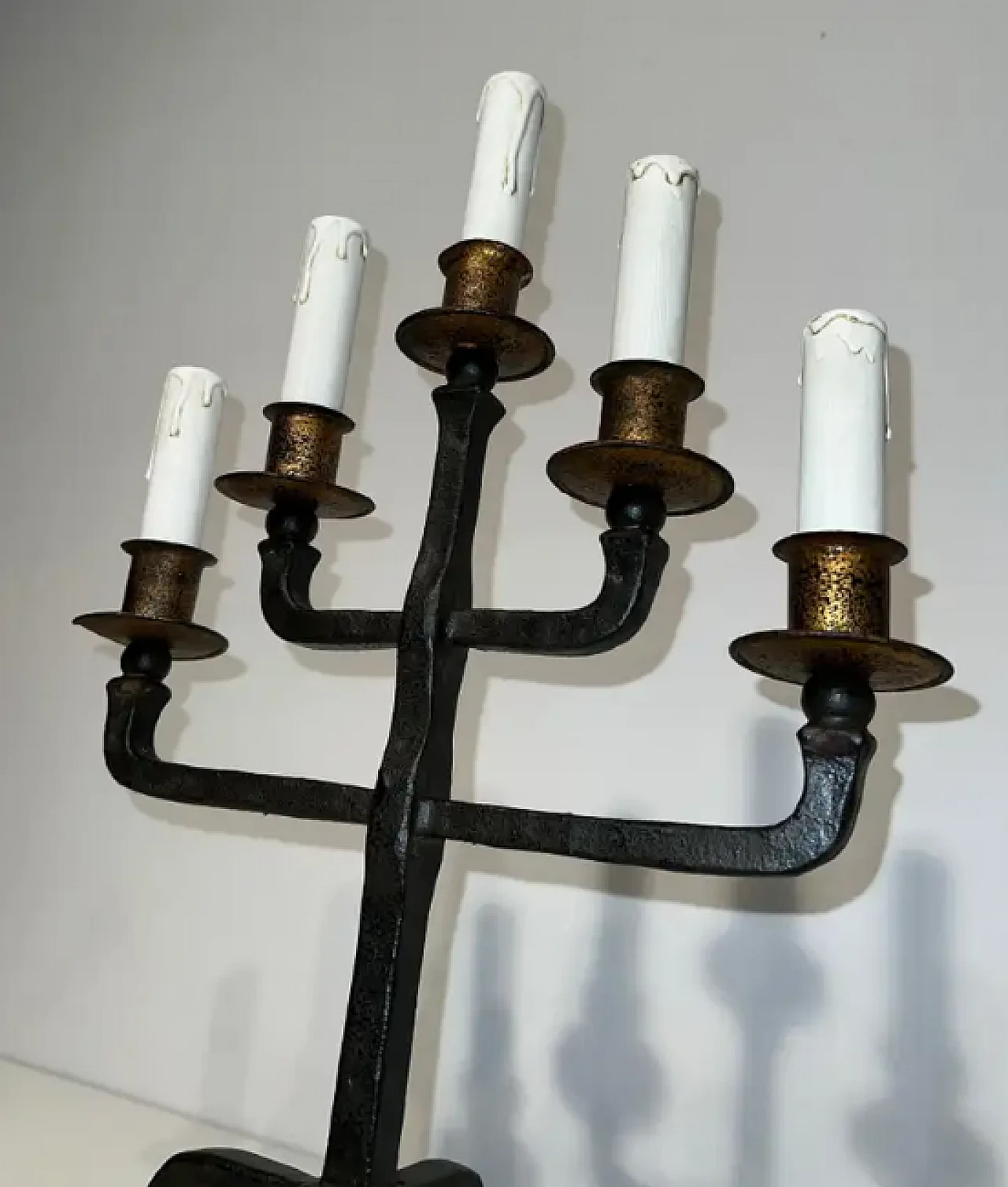 Coppia di candelabri in ferro battuto a 5 bracci, anni '40 5