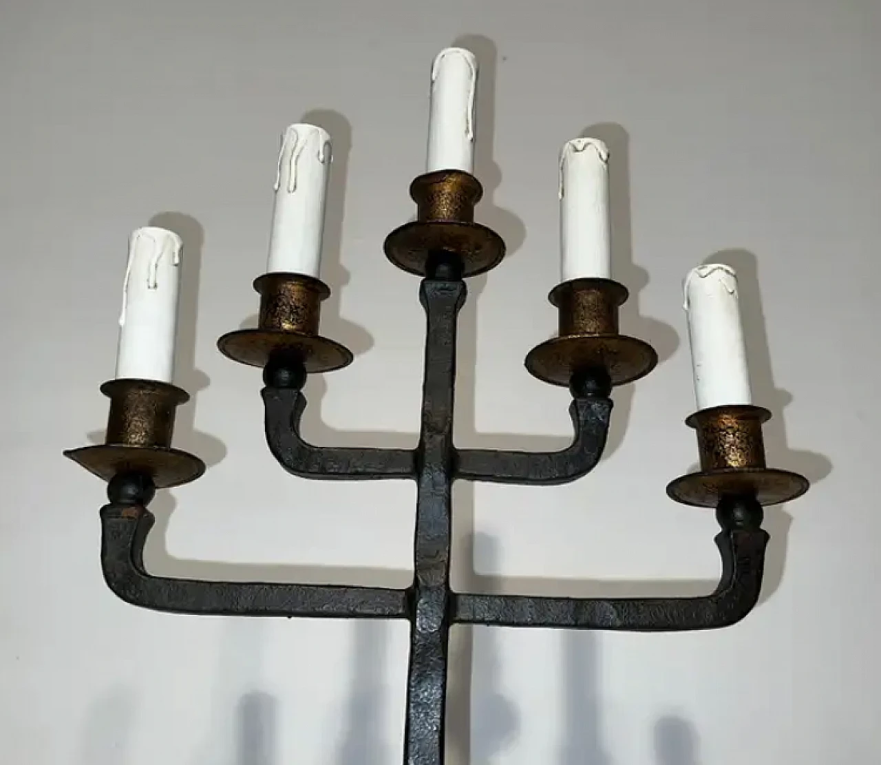 Coppia di candelabri in ferro battuto a 5 bracci, anni '40 6