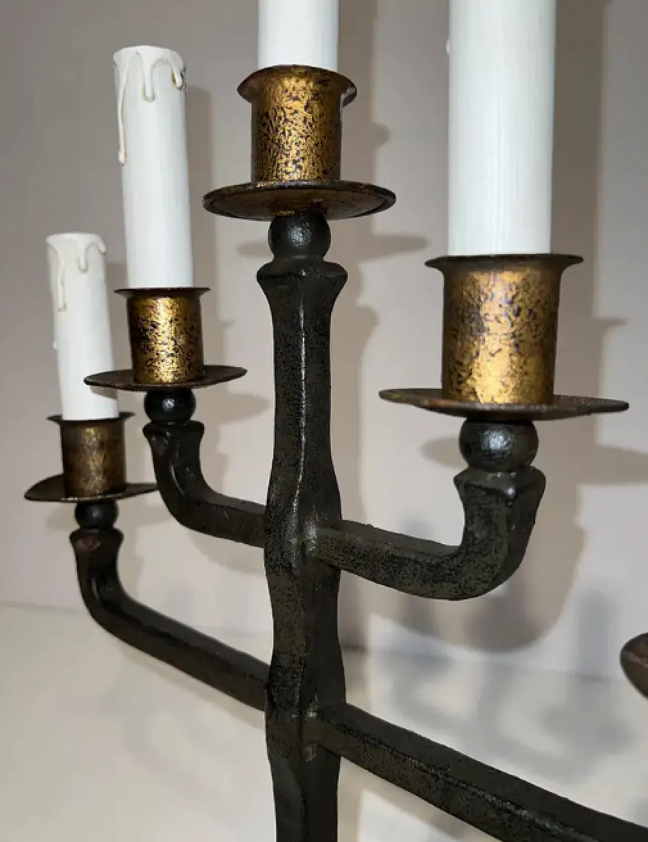 Coppia di candelabri in ferro battuto a 5 bracci, anni '40 7