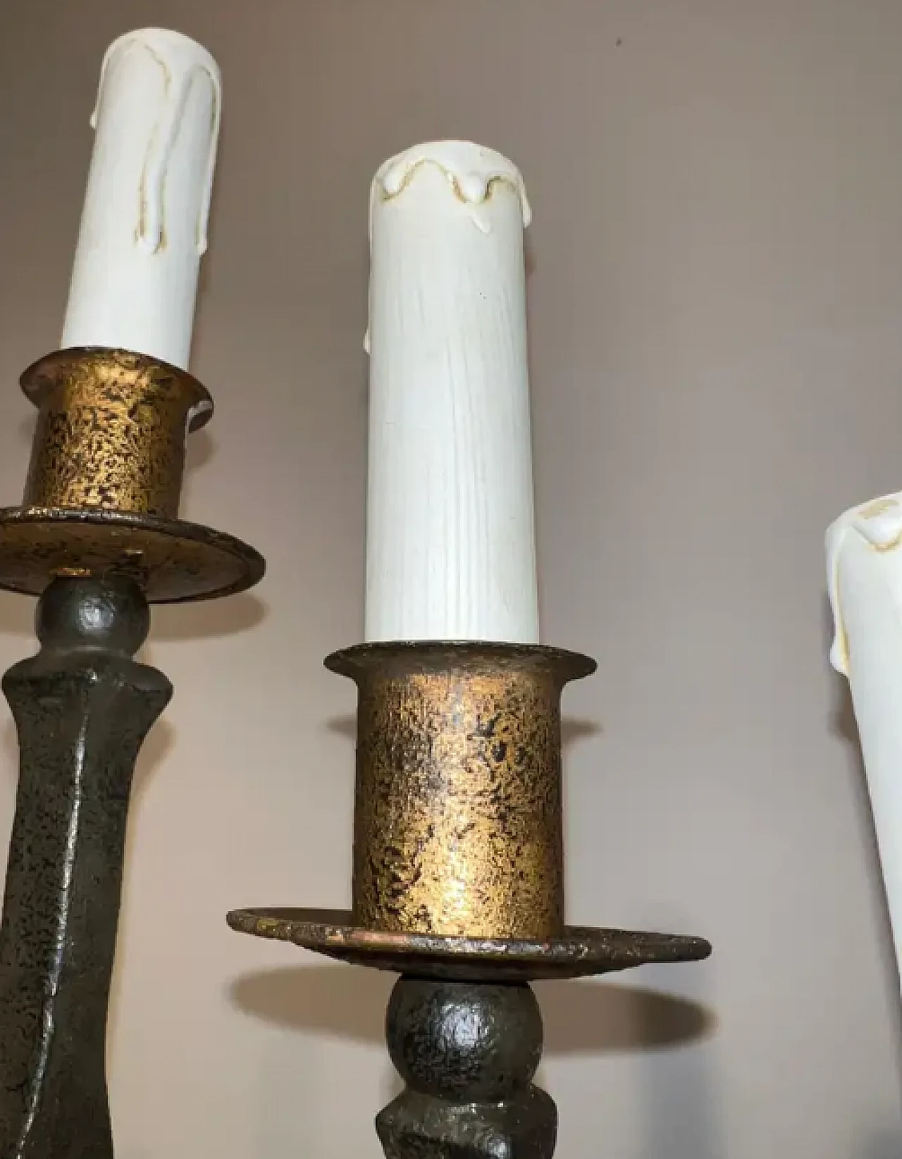 Coppia di candelabri in ferro battuto a 5 bracci, anni '40 10