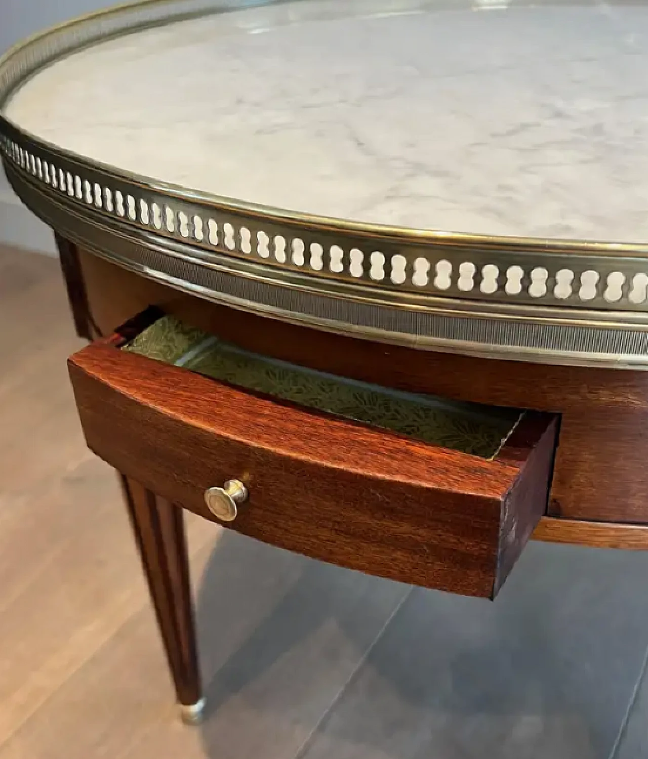 Tavolino rotondo con piano in ottone e marmo di Carrara, anni '40 6