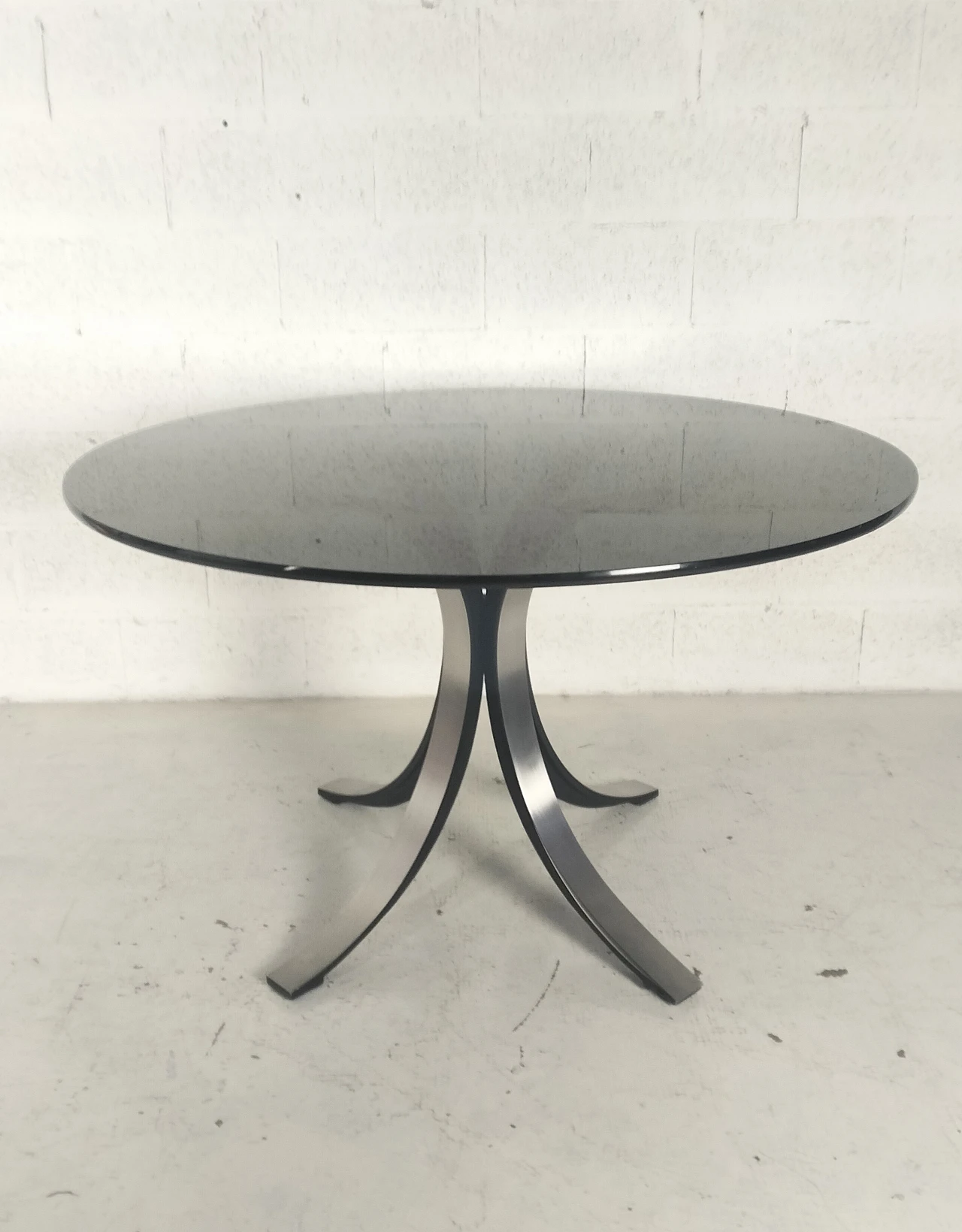 T69 round table by Osvaldo Borsani and Eugenio Gerli for Tecno, 70s 1