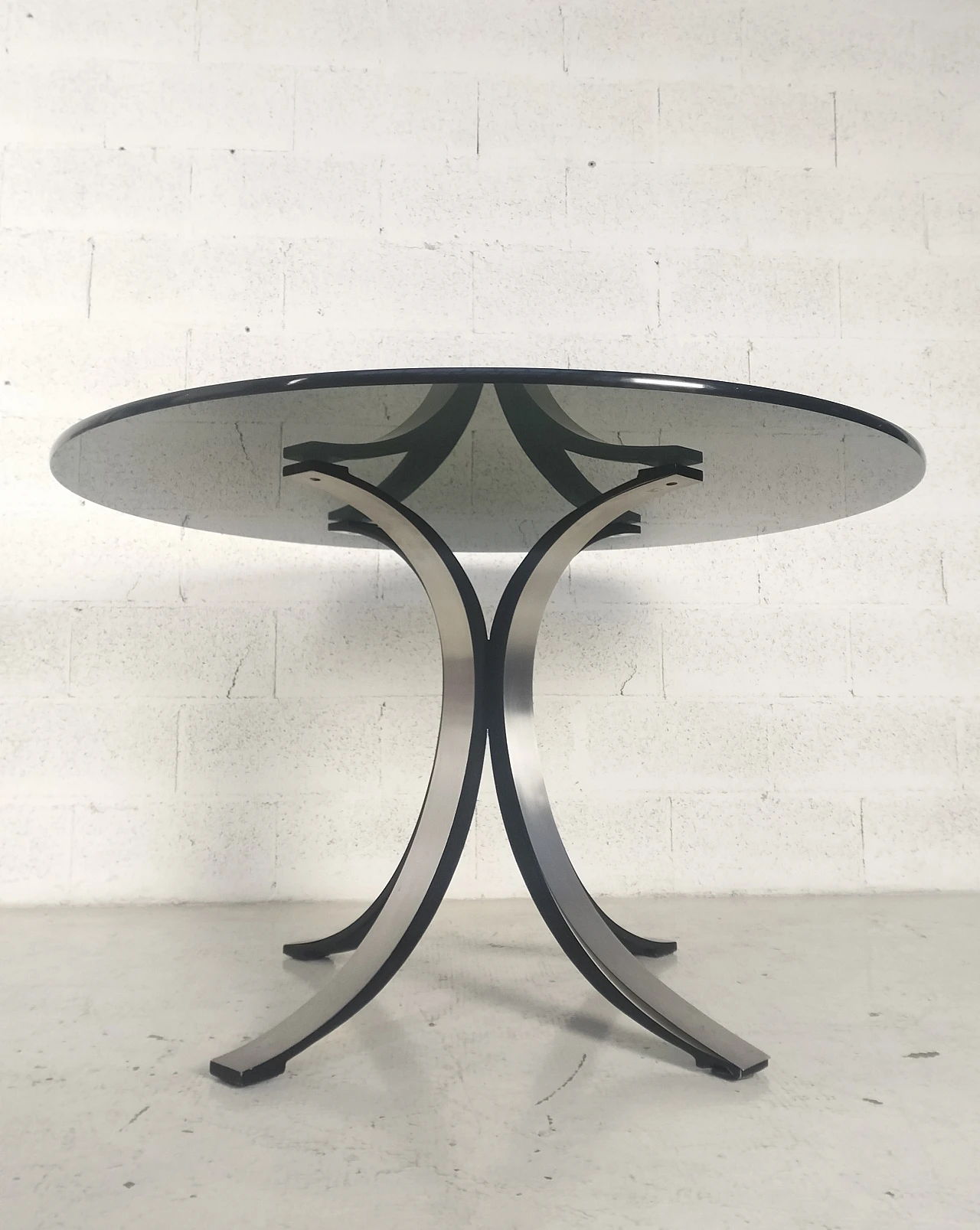 T69 round table by Osvaldo Borsani and Eugenio Gerli for Tecno, 70s 4