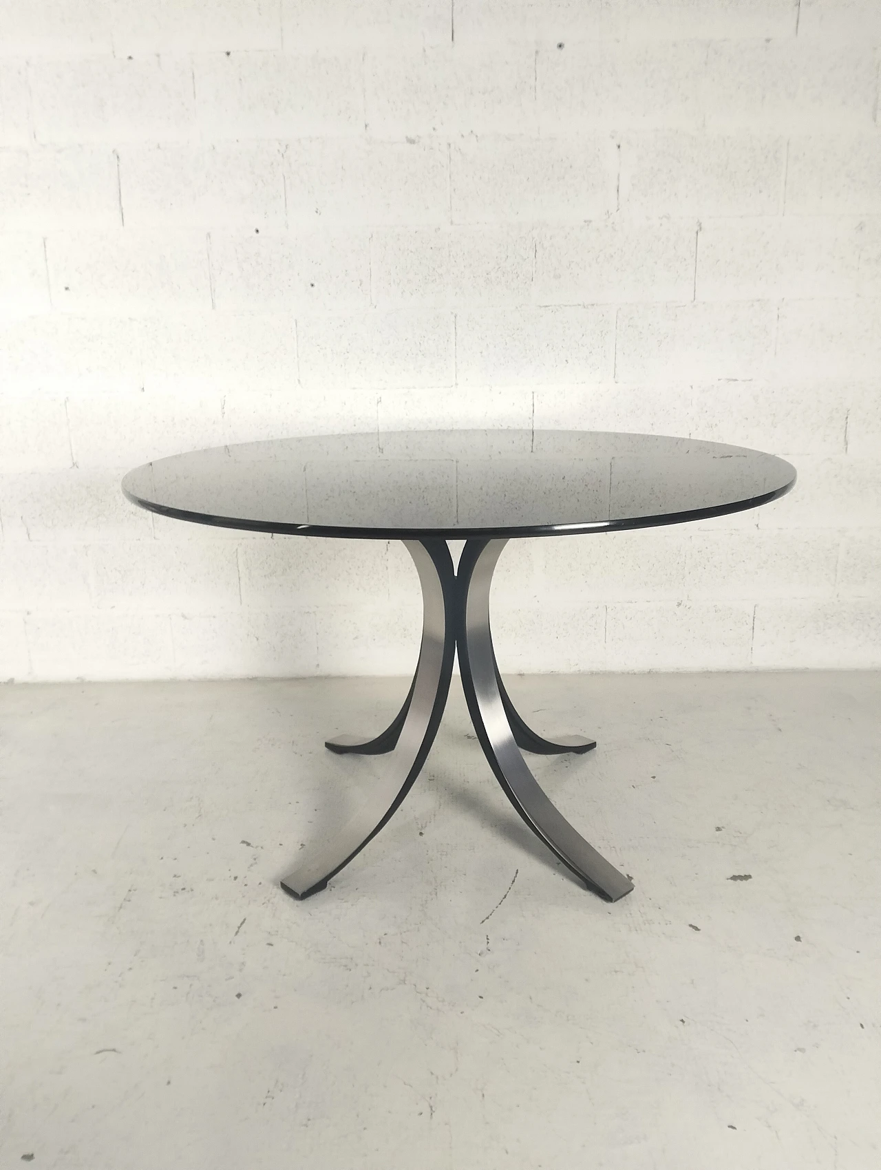 T69 round table by Osvaldo Borsani and Eugenio Gerli for Tecno, 70s 10