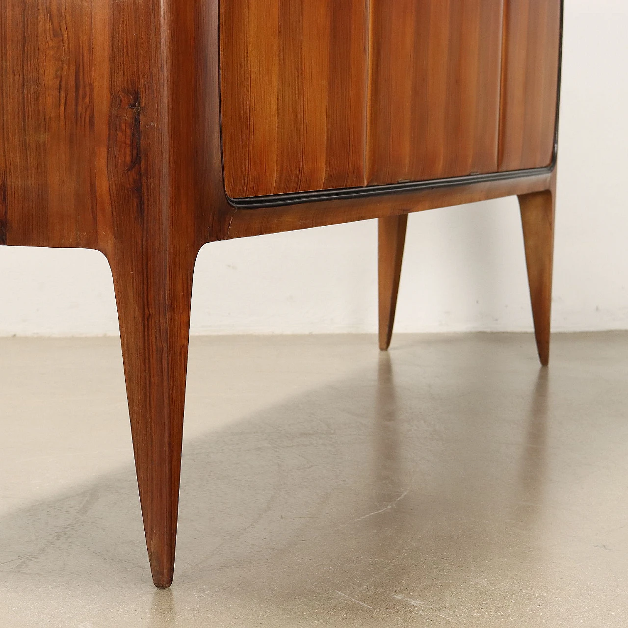 Credenza con specchio in noce con piano in vetro, anni '50 9