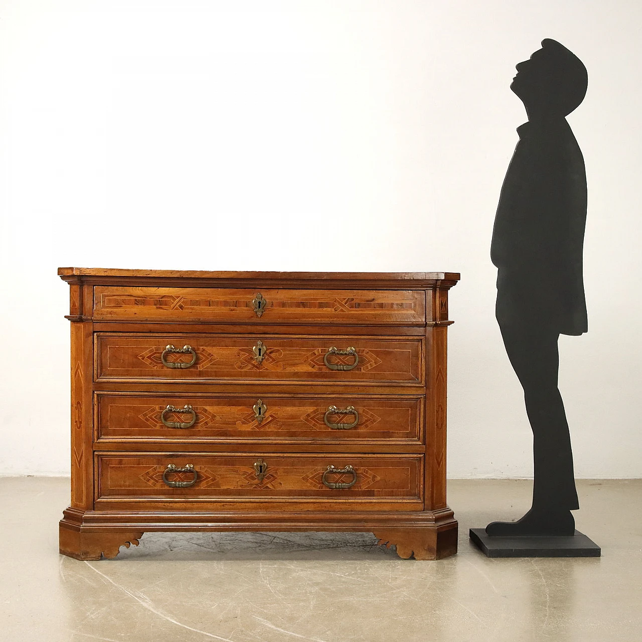 Walnut dresser with carved corbelled and inlaid feet, 18th century 2