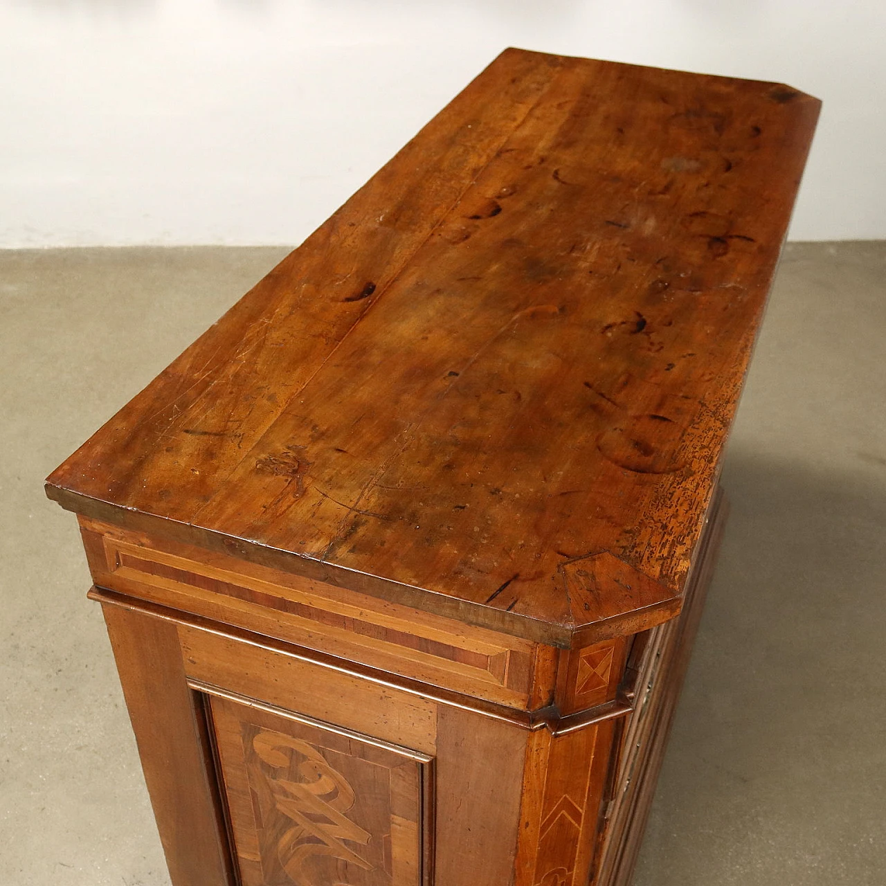 Walnut dresser with carved corbelled and inlaid feet, 18th century 3