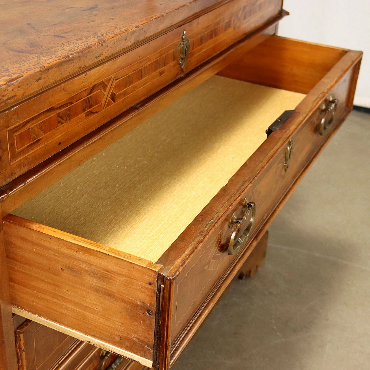 Walnut dresser with carved corbelled and inlaid feet, 18th century 4