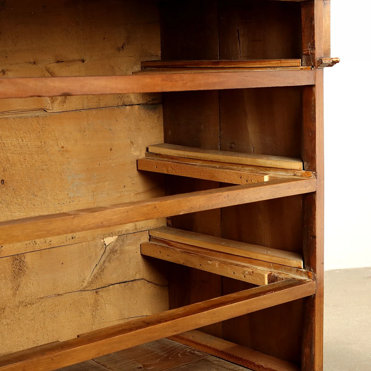 Walnut dresser with carved corbelled and inlaid feet, 18th century 5