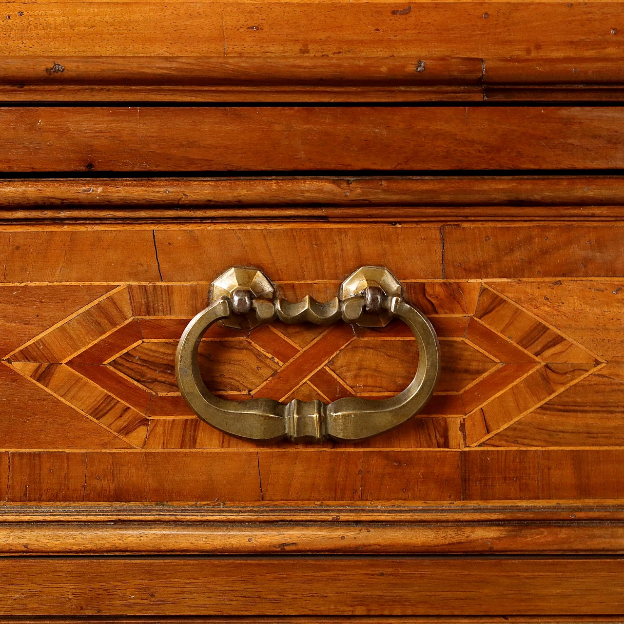 Walnut dresser with carved corbelled and inlaid feet, 18th century 7