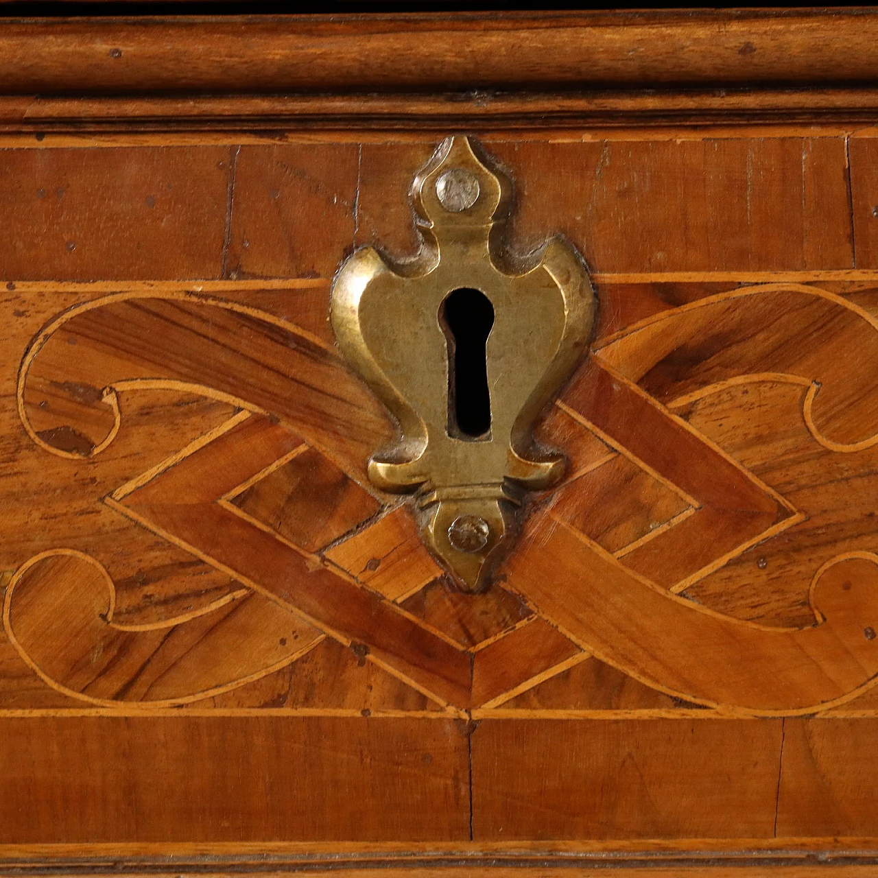 Walnut dresser with carved corbelled and inlaid feet, 18th century 8