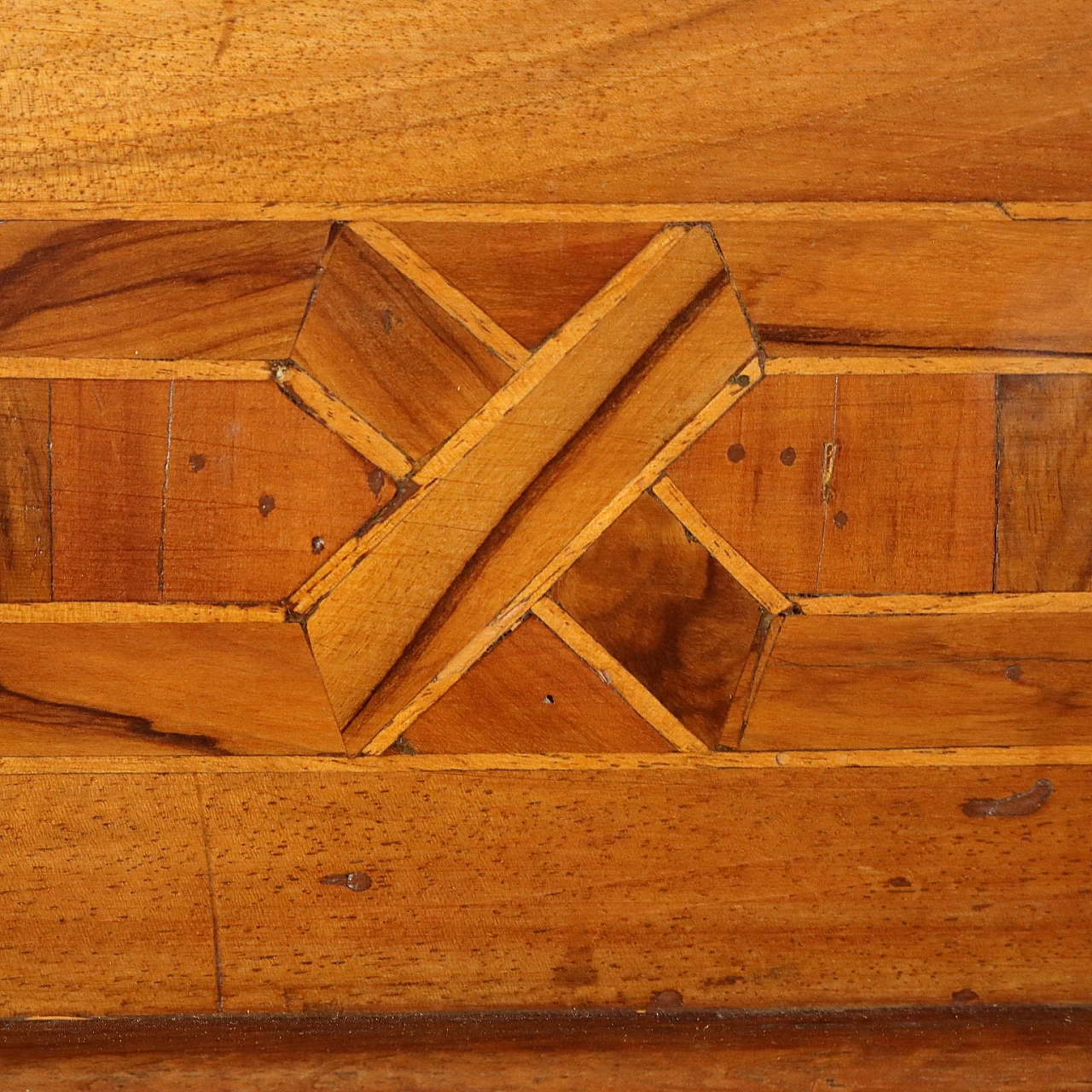 Walnut dresser with carved corbelled and inlaid feet, 18th century 9