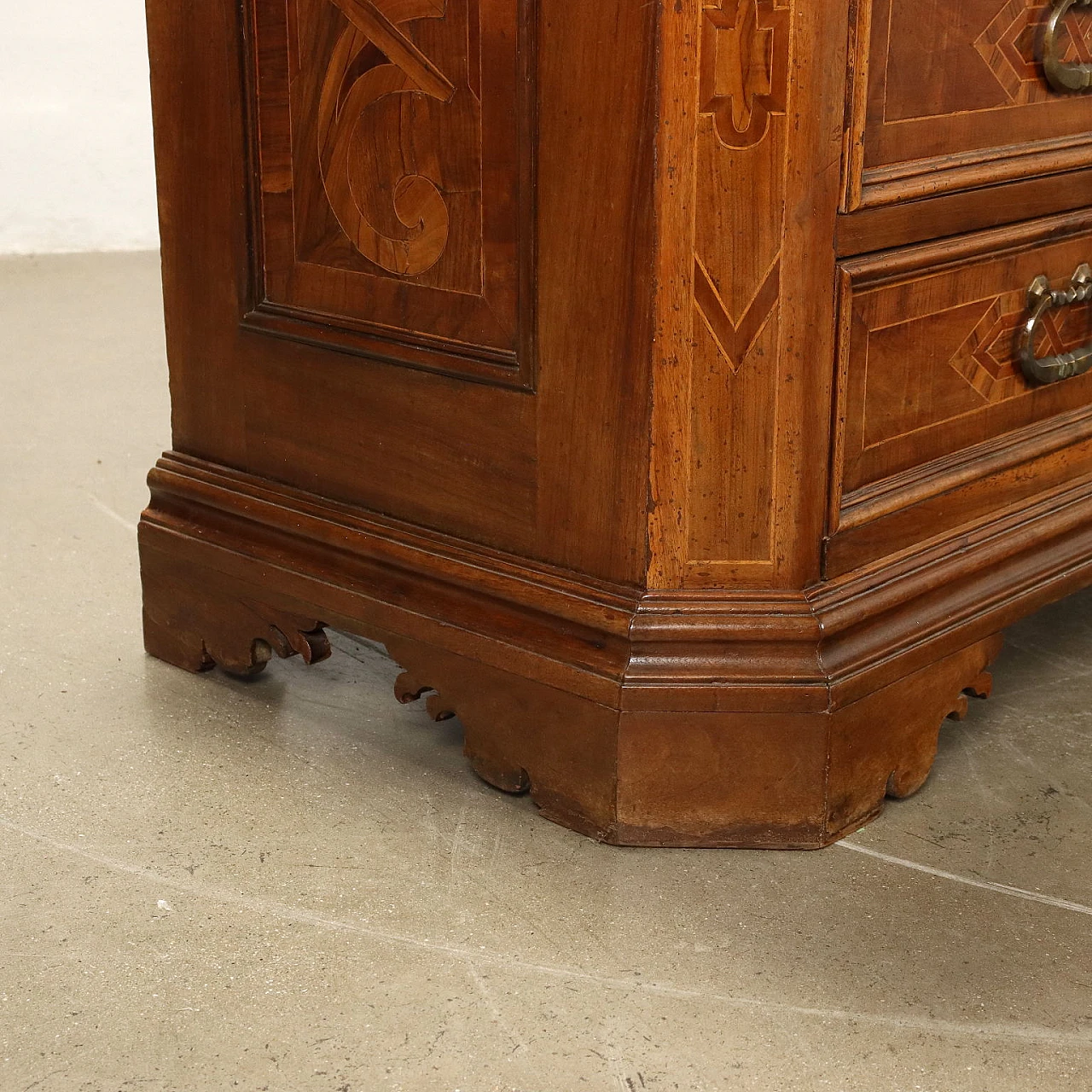 Walnut dresser with carved corbelled and inlaid feet, 18th century 10