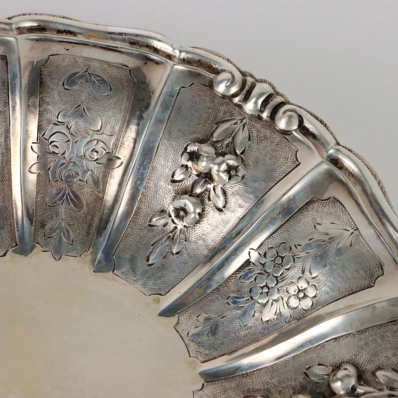 Embossed and chiseled silver riser with flower and fruit decoration 3