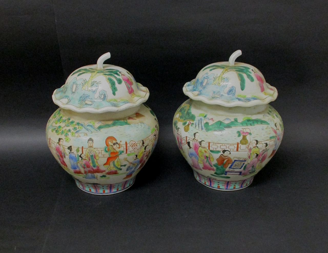 Pair of painted porcelain oriental vases from the 20th century 3