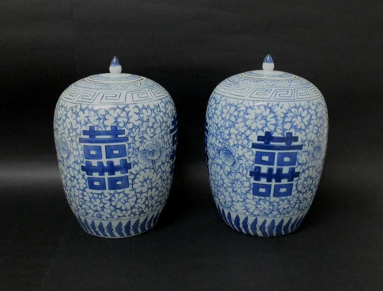 White an d blue pair of painted porcelain oriental vases, 20th century 1