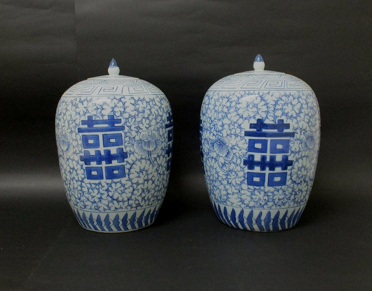 White an d blue pair of painted porcelain oriental vases, 20th century 2