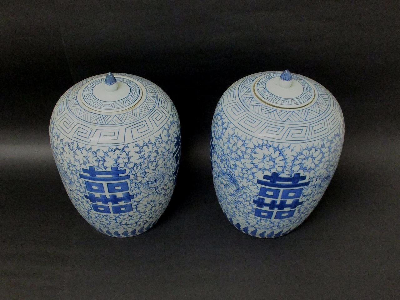 White an d blue pair of painted porcelain oriental vases, 20th century 3