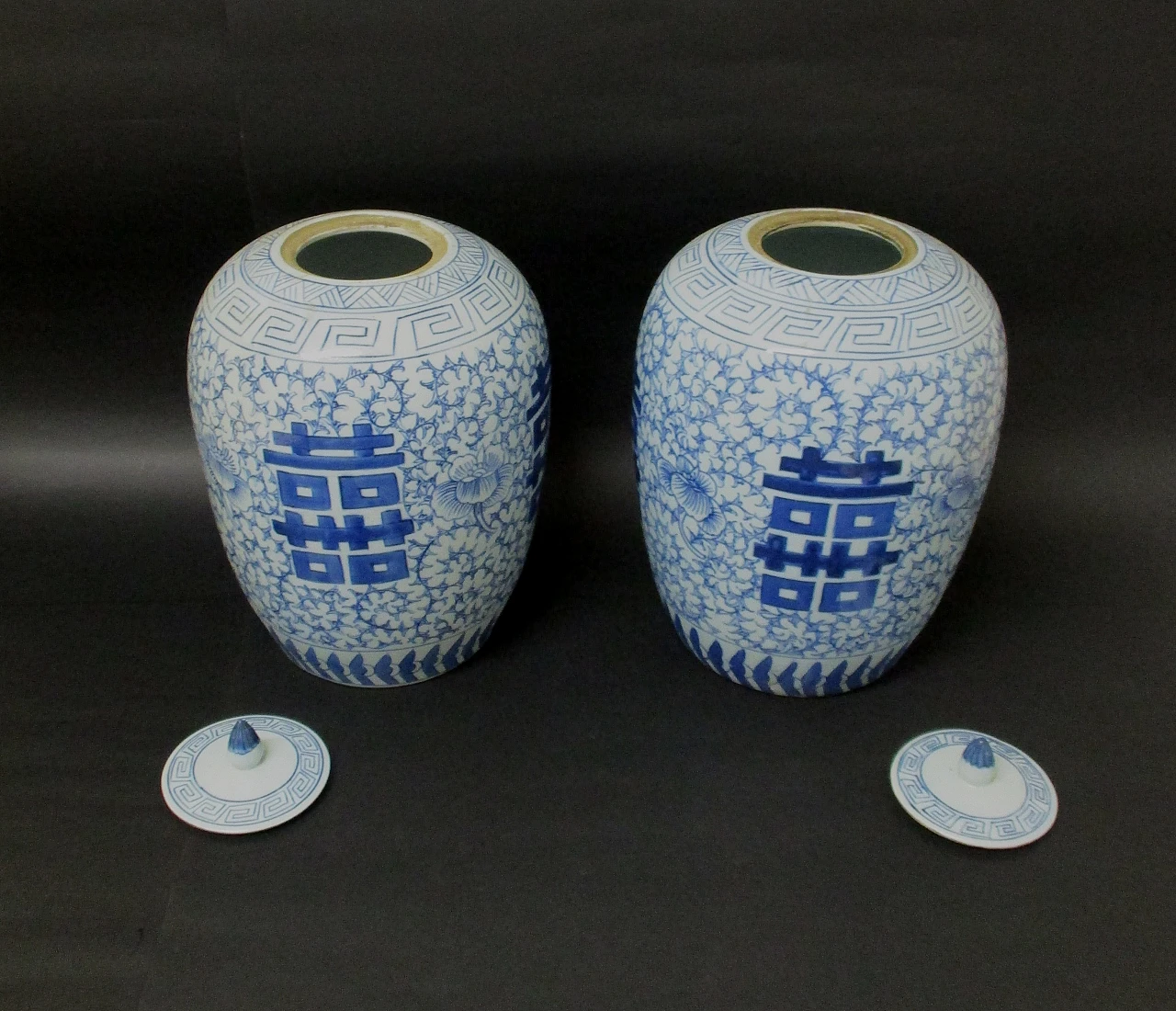 White an d blue pair of painted porcelain oriental vases, 20th century 4