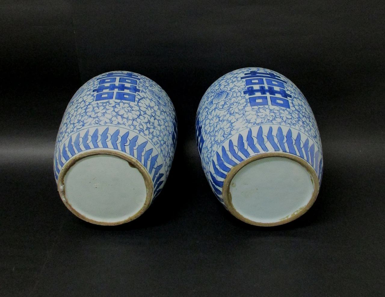 White an d blue pair of painted porcelain oriental vases, 20th century 5