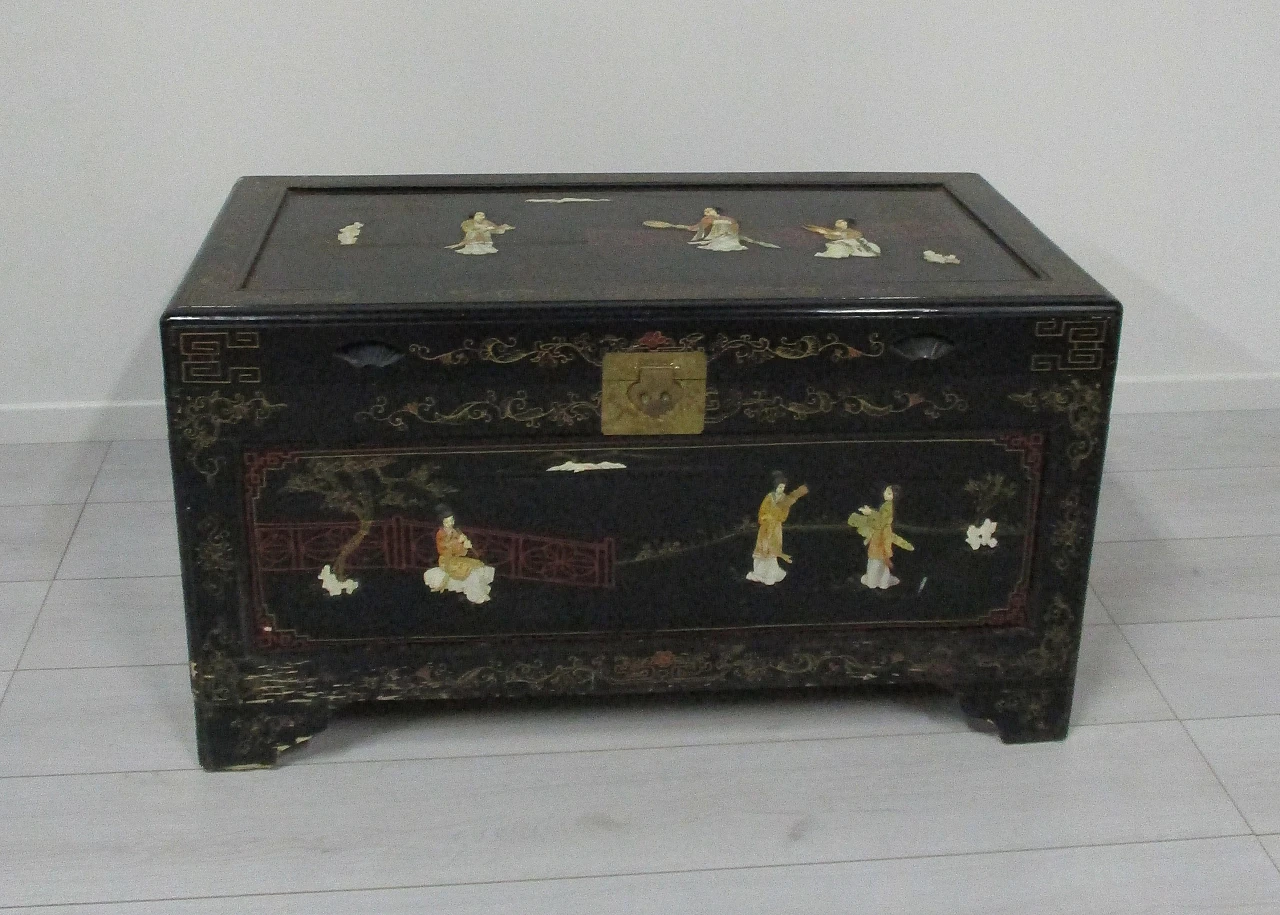 Oriental Chinese chest lacquered wood figures in mother of pearl 20th century 1