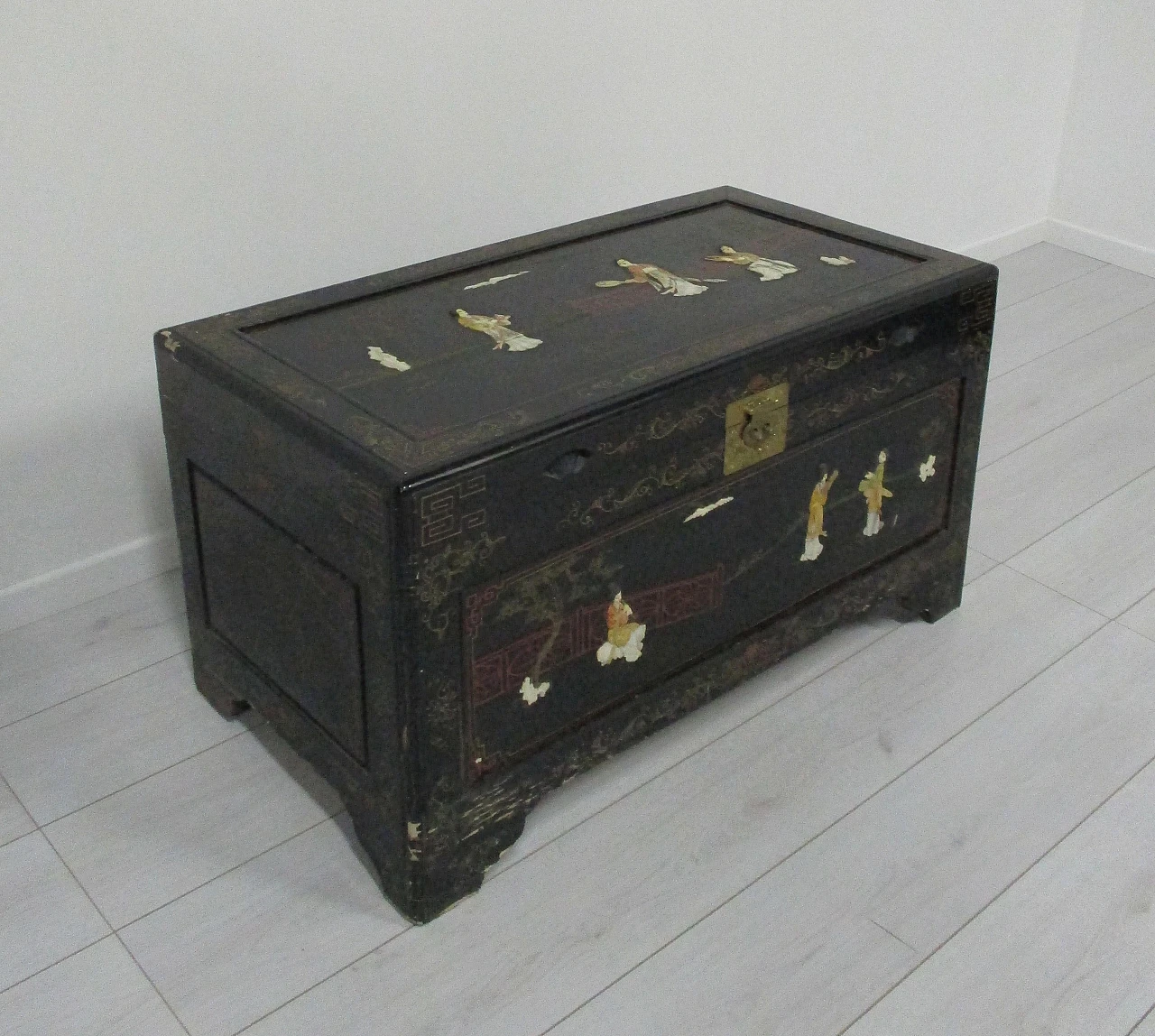 Oriental Chinese chest lacquered wood figures in mother of pearl 20th century 2