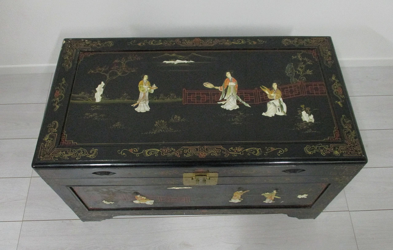 Oriental Chinese chest lacquered wood figures in mother of pearl 20th century 3